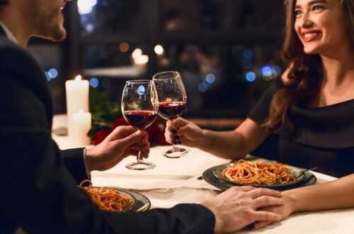 How To Create Weekly Date Nights On A Budget: A Relationship Expert's Guide to Keeping Love Alive Without Breaking the Bank