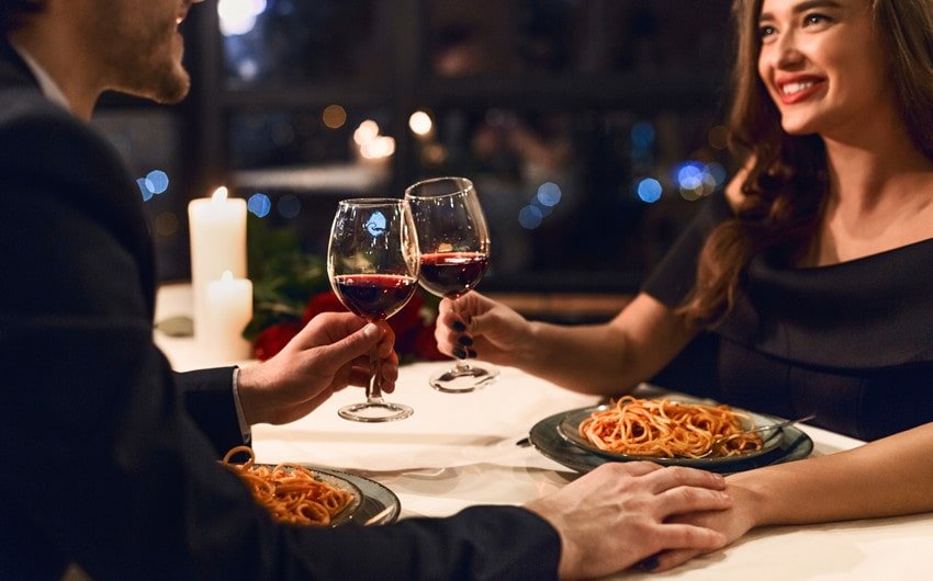How To Create Weekly Date Nights On A Budget: A Relationship Expert's Guide to Keeping Love Alive Without Breaking the Bank